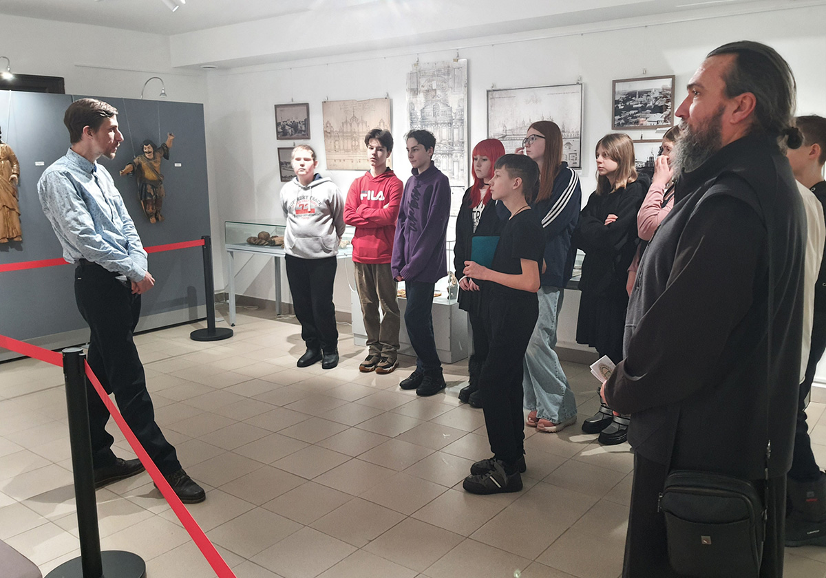 В Касимовском историко-культурном музее-заповеднике в залах Туристского информационного центра работает фондовая выставка «Старинный град Касимов. Духовное наследие». 